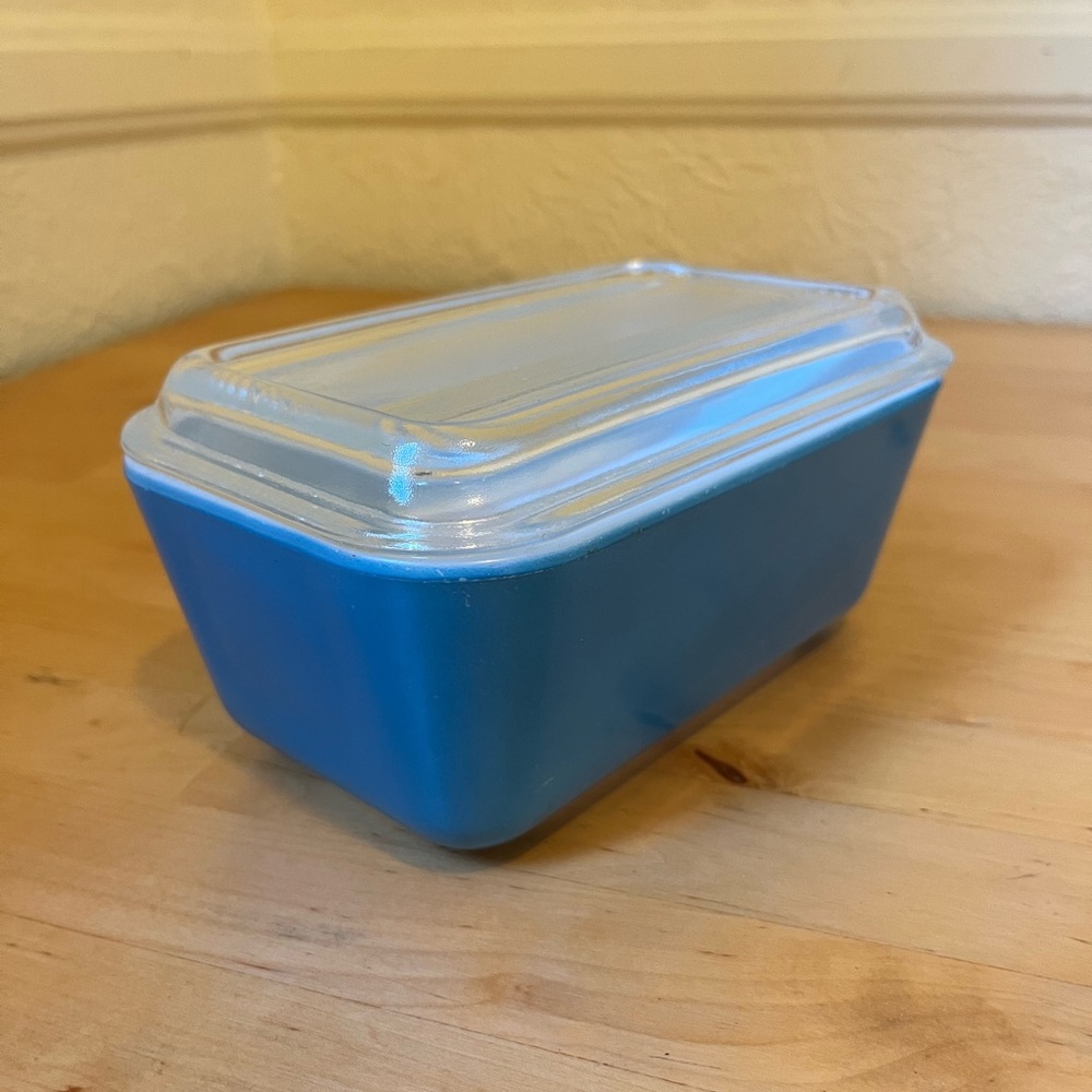 Vintage Pyrex Medium Refrigerator Jar w Lid in Blue